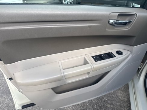 Used 2008 Chrysler 300 LX image 10