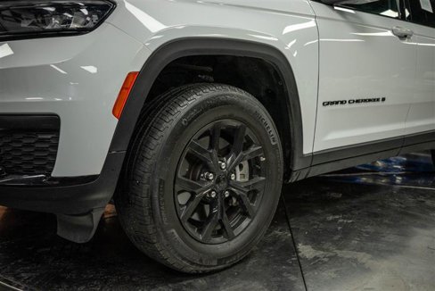 Used 2024 Jeep Grand Cherokee L Laredo image 4