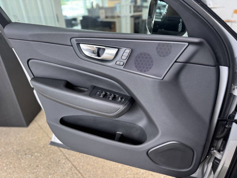 Used 2024 Volvo XC60 B5 Core image 36