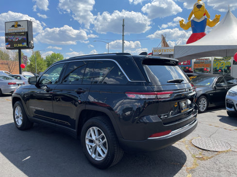 Used 2023 Jeep Grand Cherokee Laredo image 3