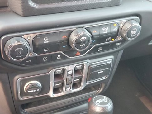 Used 2018 Jeep Wrangler Unlimited Sahara image 24