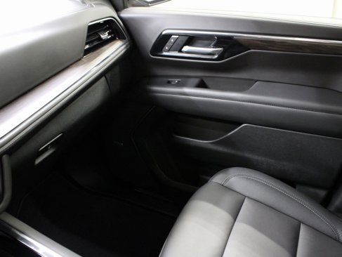 Used 2025 Chevrolet Suburban Z71 image 29