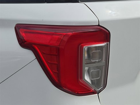 Used 2020 Ford Explorer XLT w/ Equipment Group 202A image 10