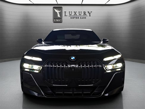 Used 2023 BMW 760i xDrive image 2