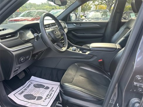 Used 2023 Jeep Grand Cherokee Altitude image 16