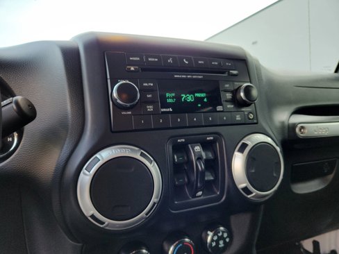 Used 2018 Jeep Wrangler Unlimited Sahara w/ Connectivity Group image 11
