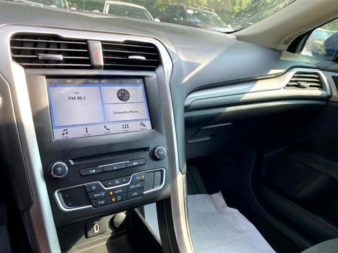Used 2018 Ford Fusion SE w/ Fusion SE Technology Package image 12