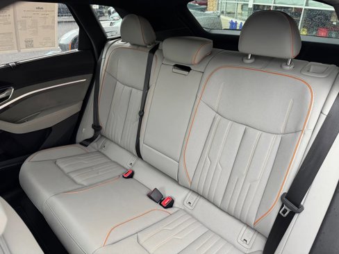 Used 2024 Audi Q8 e-tron Prestige image 27