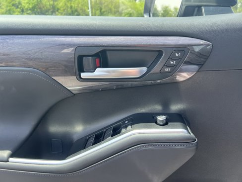 New 2025 Toyota Highlander Platinum image 17