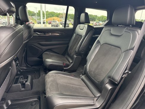 Used 2023 Jeep Grand Cherokee L Laredo image 13