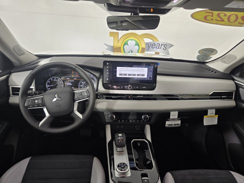New 2025 Mitsubishi Outlander SE image 13
