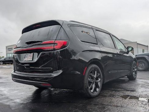 New 2026 Chrysler Pacifica Limited image 3