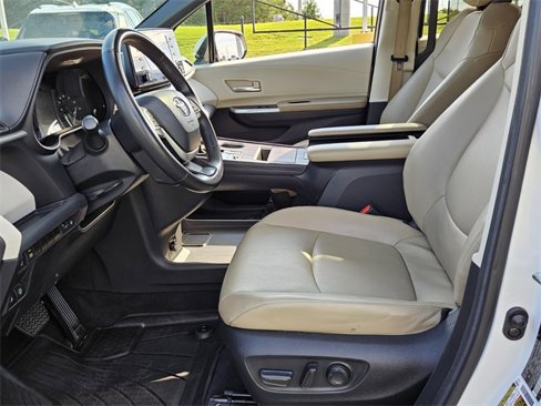 Used 2024 Toyota Sienna XLE image 6