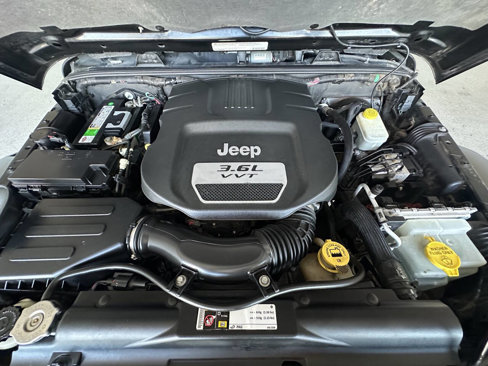 Used 2012 Jeep Wrangler Unlimited Rubicon image 40