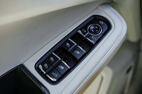 Used 2024 Porsche Macan w/ Premium Plus Package image 48
