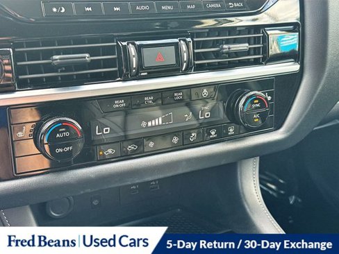 Used 2024 Nissan Pathfinder SL w/ Black Appearance Package image 17