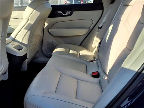 Used 2022 Volvo XC60 B5 Momentum w/ Climate Package image 30