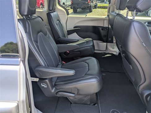 Used 2024 Chrysler Pacifica Touring-L image 26