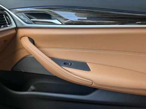 Used 2021 BMW 540i w/ Premium Package image 31