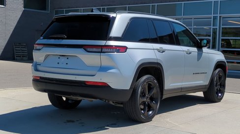 Used 2024 Jeep Grand Cherokee Altitude image 7