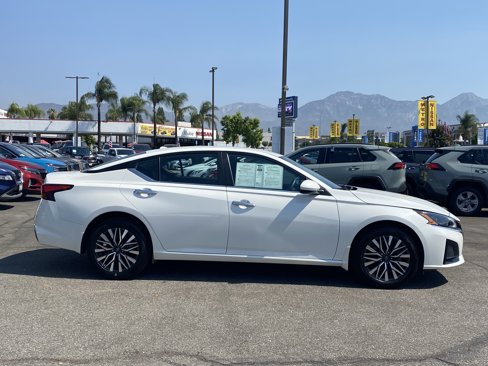 Used 2023 Nissan Altima 2.5 SV image 2