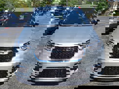 New 2026 Chrysler Pacifica Select image 2