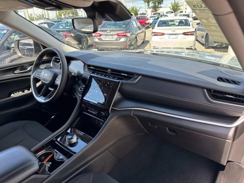Used 2023 Jeep Grand Cherokee L Laredo image 18