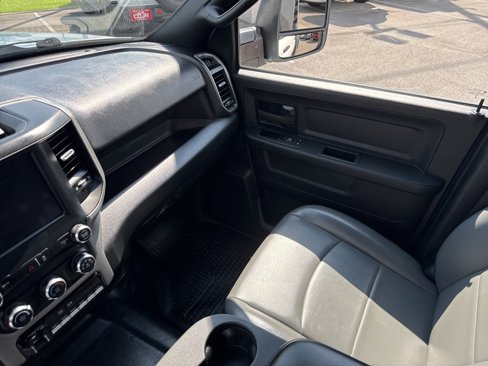 Used 2024 RAM 3500 Tradesman w/ Chrome Appearance Group image 32