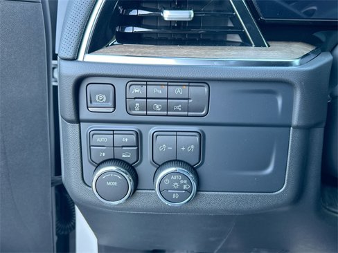 New 2025 Chevrolet Suburban High Country image 18
