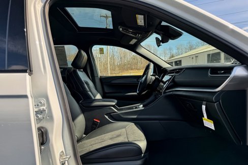 New 2025 Jeep Grand Cherokee L Altitude image 9