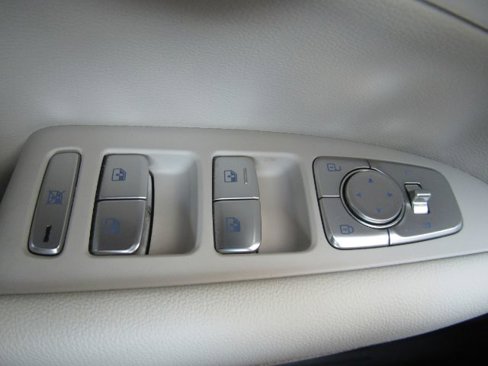 Used 2025 Genesis G70 2.5T image 34