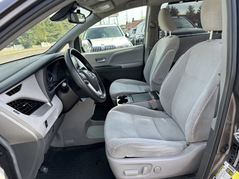 Used 2018 Toyota Sienna LE image 14