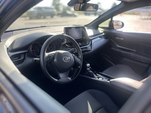 Used 2022 Toyota C-HR XLE image 17