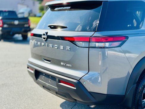 Used 2022 Nissan Pathfinder SV image 8