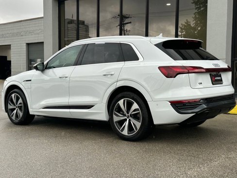 Used 2024 Audi Q8 e-tron Premium Plus w/ Premium Plus Package image 7