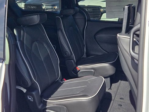 New 2026 Chrysler Pacifica Limited image 8