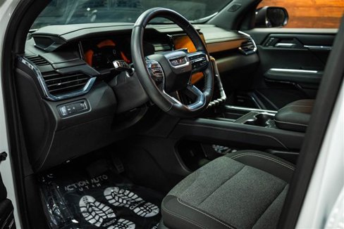 Used 2025 GMC Acadia Elevation image 9