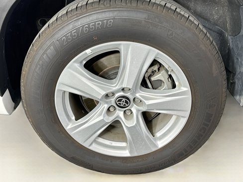 Used 2024 Toyota Highlander LE image 11