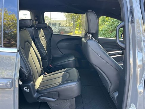 New 2025 Chrysler Pacifica Select image 26