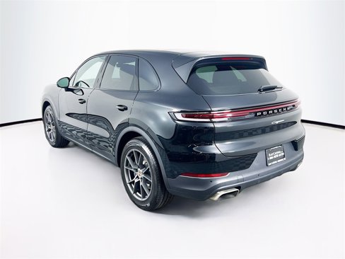 Used 2025 Porsche Cayenne image 3