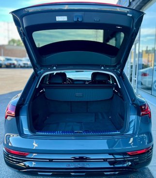 Used 2024 Audi Q8 e-tron Premium image 8