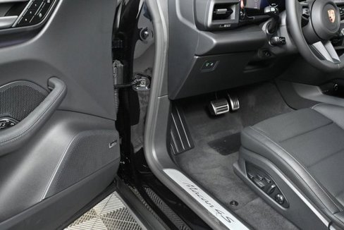 Used 2025 Porsche Macan 4S Electric image 7