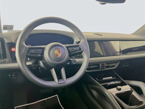 Used 2025 Porsche Cayenne image 25