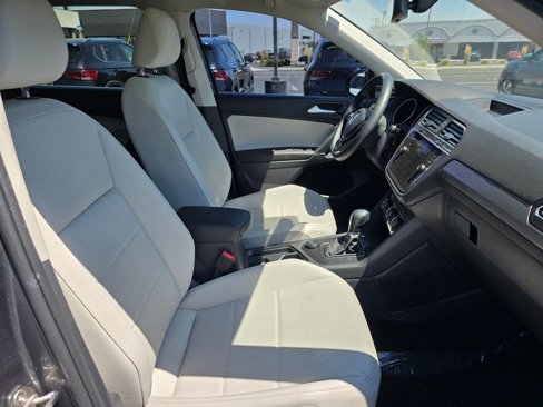Used 2020 Volkswagen Tiguan SE w/ Panoramic Sunroof Package image 12