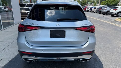 Used 2025 Mercedes-Benz GLC 350e 4MATIC image 4