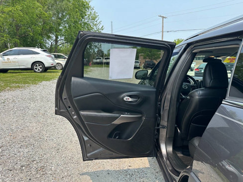 Used 2019 Jeep Cherokee Latitude Plus w/ Cold Weather Group image 9