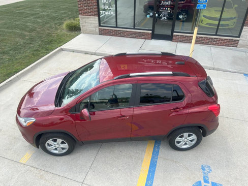 Used 2021 Chevrolet Trax LT w/ LT Convenience Package image 11
