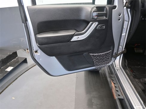 Used 2016 Jeep Wrangler Unlimited Rubicon w/ Connectivity Group image 12