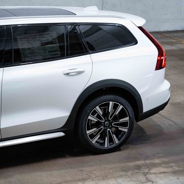 New 2026 Volvo V60 B5 Cross Country Ultra w/ Protection Package Premier image 4