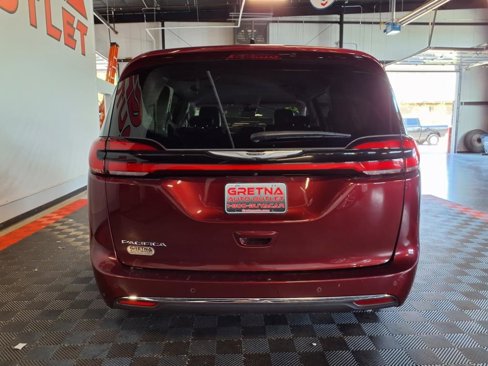 Used 2023 Chrysler Pacifica Touring-L image 5